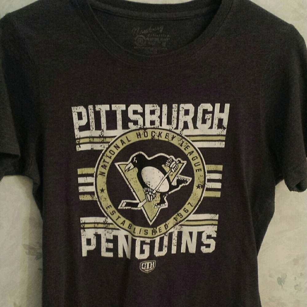 🏒 Penguins graphic tee Size M